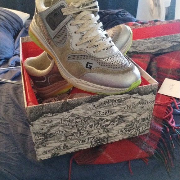 9/5 men authentic Gucci sneakers original box with extra shoelace good condition - Picture 2 of 8